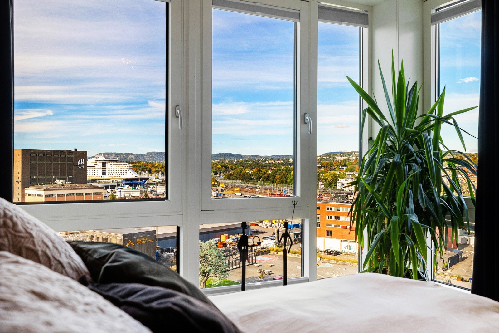 Videre har rommet store vindusflater, hvor man kan våkne til fantastisk utsikt! Galleribilde