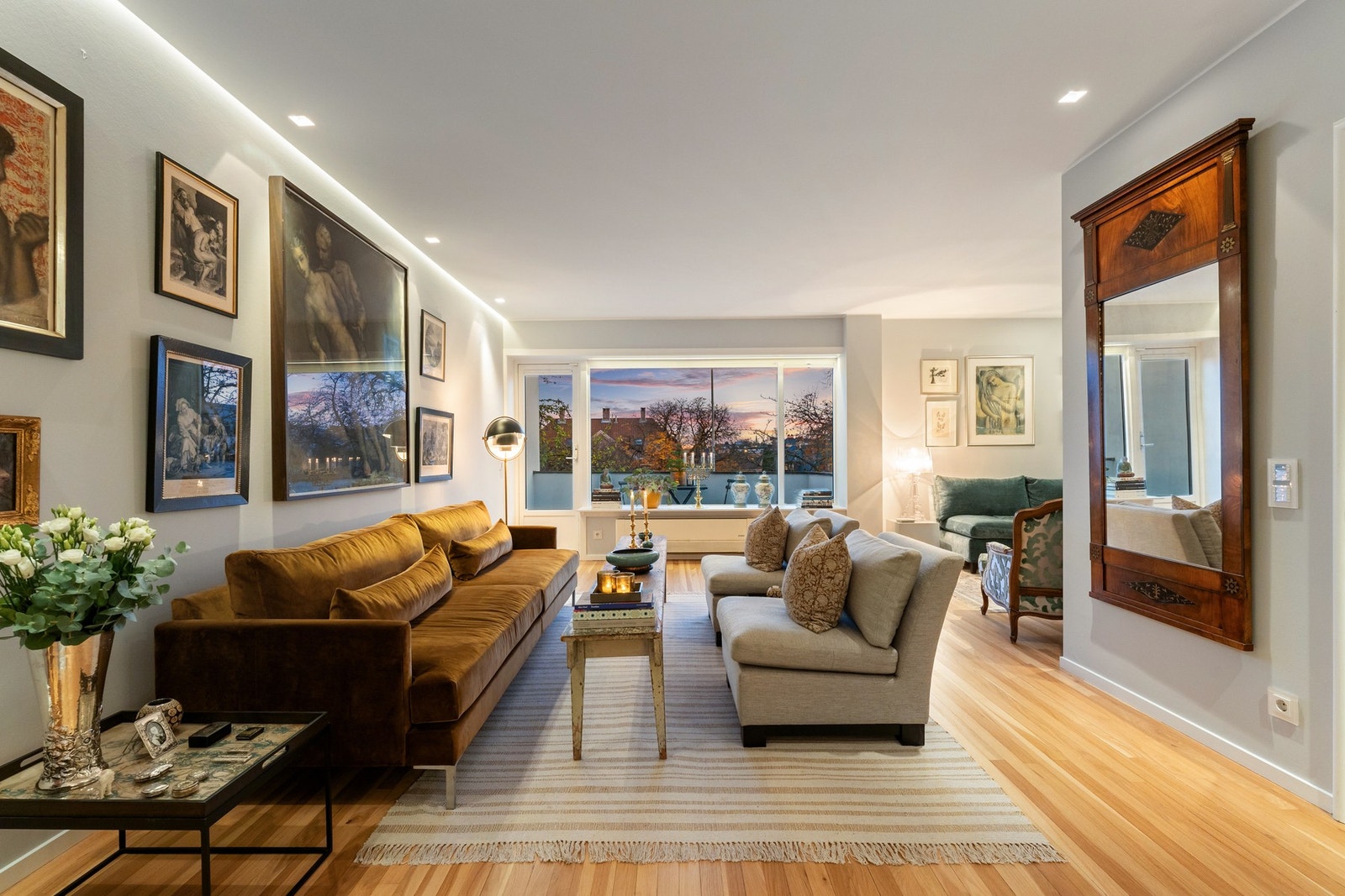 Boligen er delikat innredet med tidløse fargevalg og store vindusflater Galleribilde