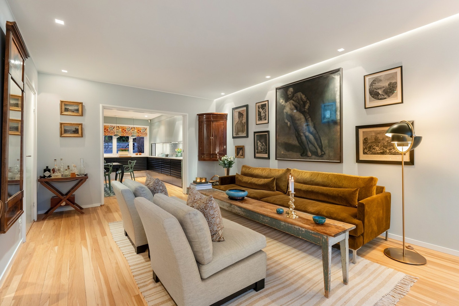 Fra stuen er det direkte inngang til smakfullt og stort kjøkken Galleribilde