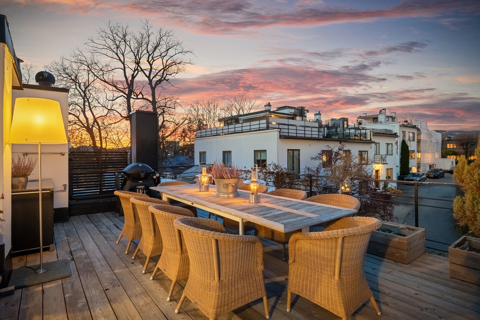 Takterrassen er på hele 60 kvm har sol fra morgen til kveld og flott utsikt i flere retninger Galleribilde