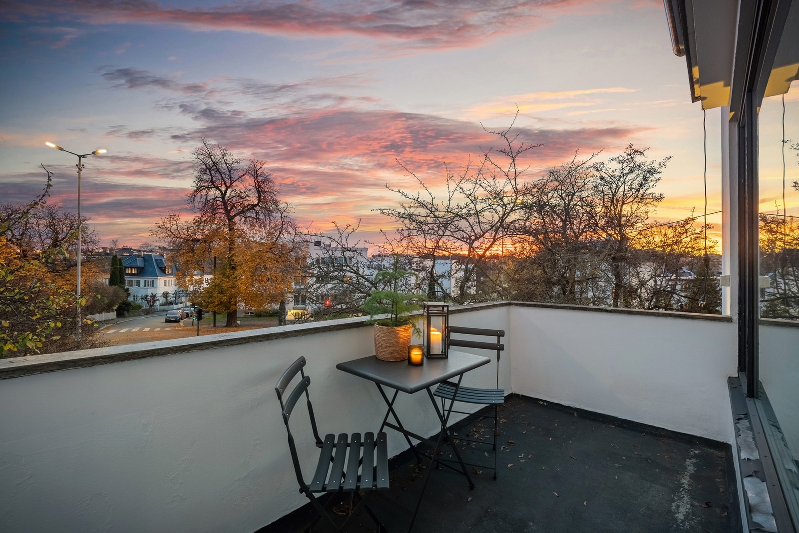 Balkong med flott utsikt over nærområdet Galleribilde