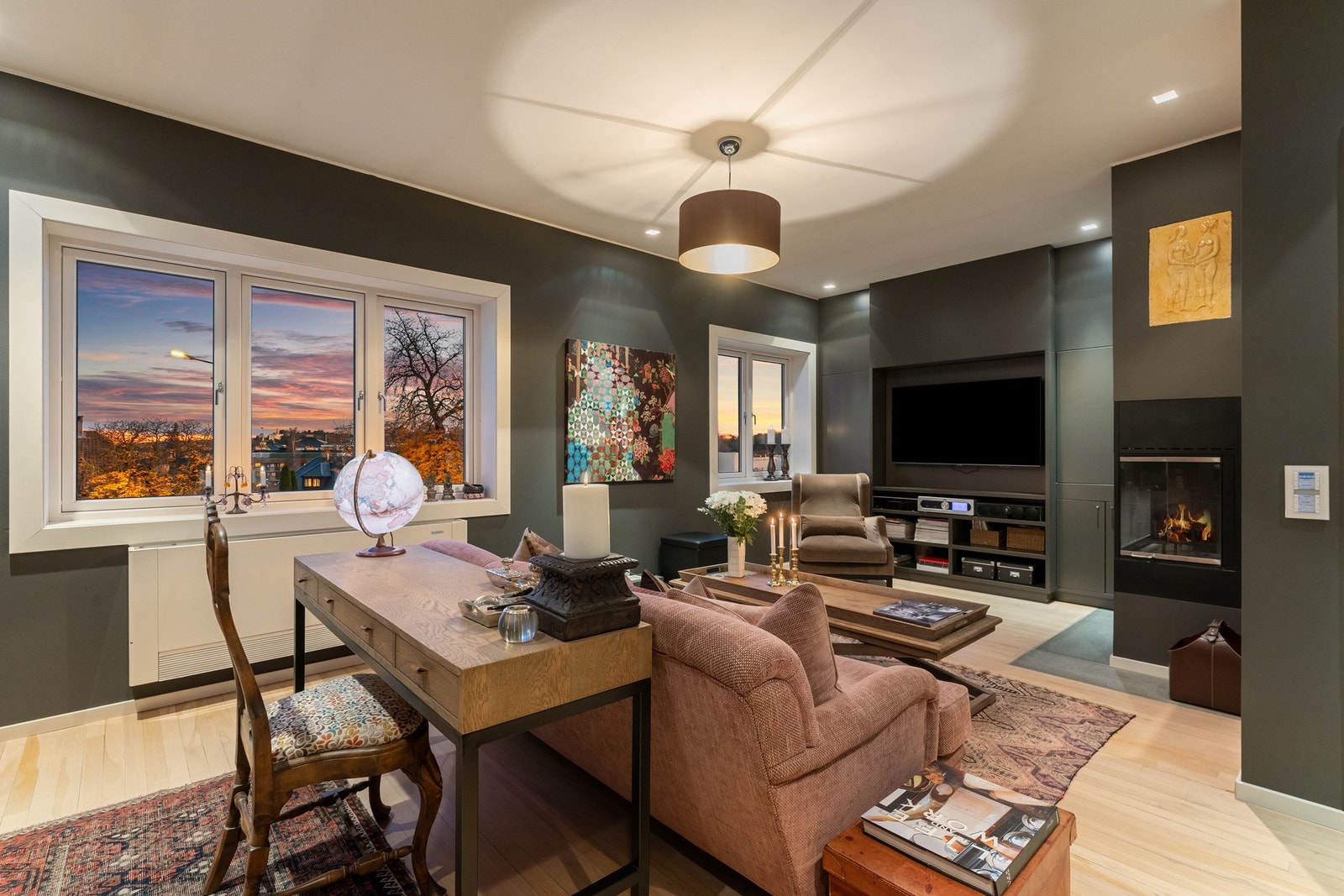 Bibliotek i boligens 2.etasje var tidligere to soverom og kan med enkle grep re-etableres Galleribilde