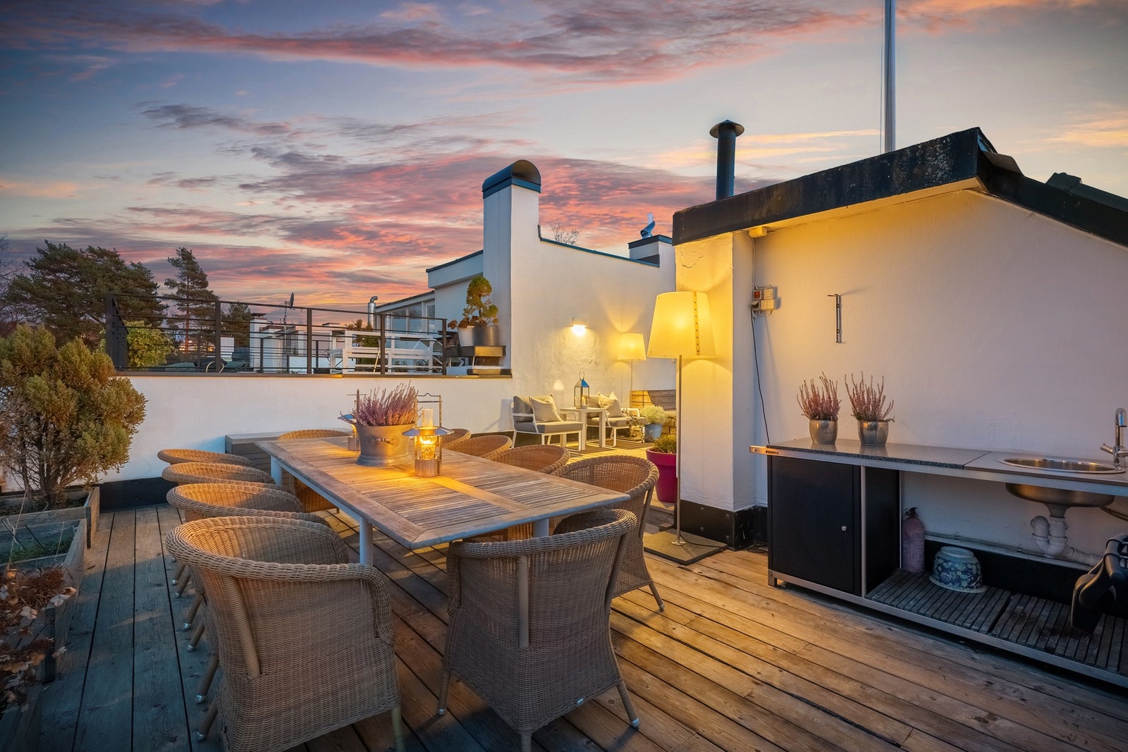 Takterrassen har flere soner og er er tilrettelagt med utekjøkken for sene sommerkvelder Galleribilde
