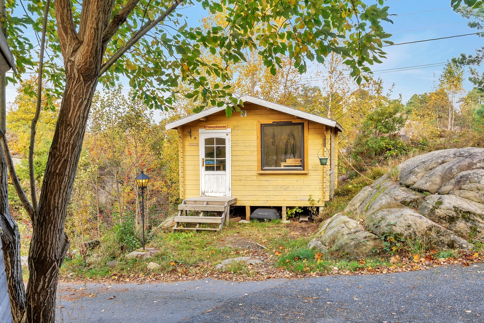 Boligen har en praktisk snekkerbod ved innkjørsel. Galleribilde