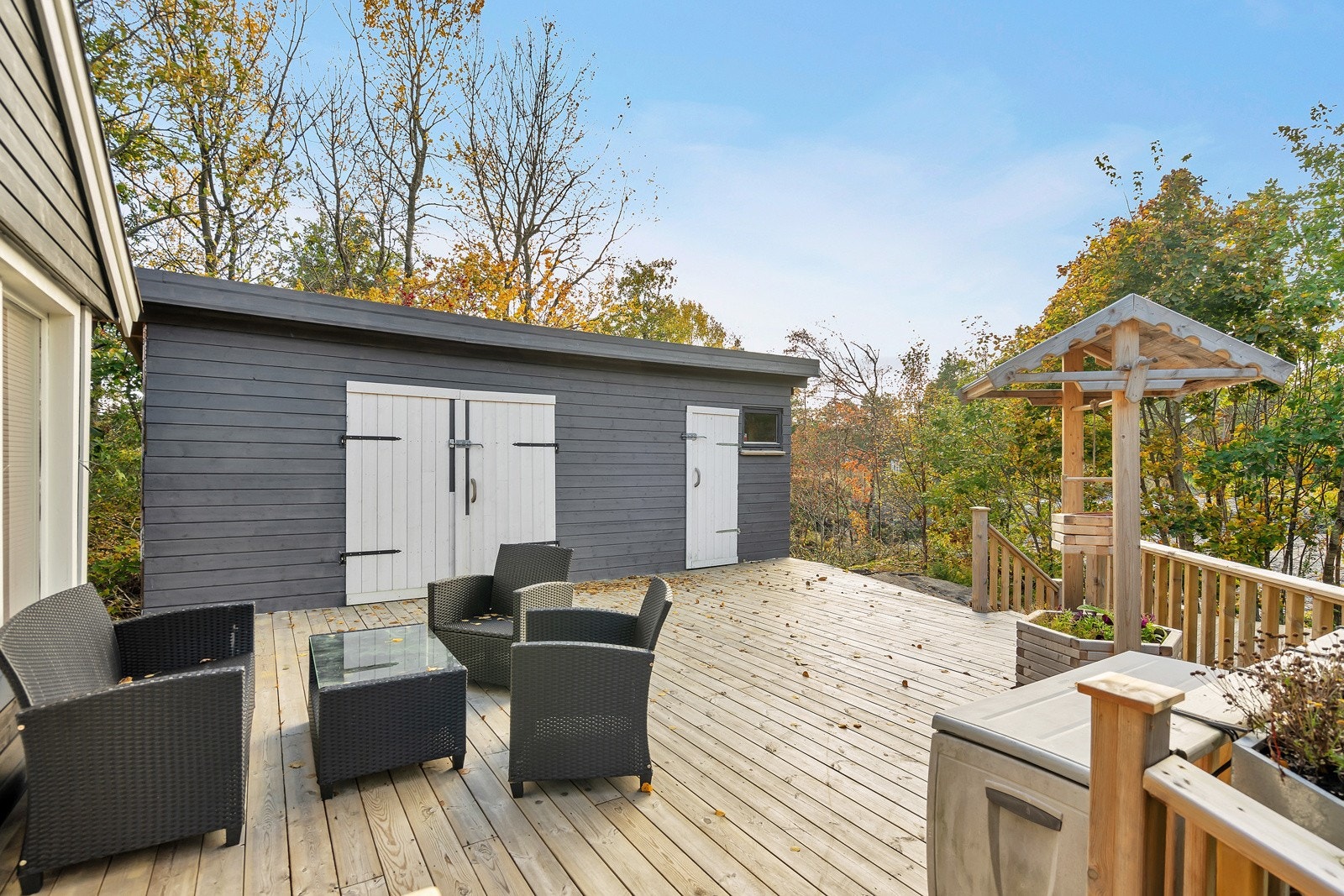 Flott veranda på 65 kvm! Her kan du nyte sola, eller sitte i skyggen i sommerstua. Galleribilde