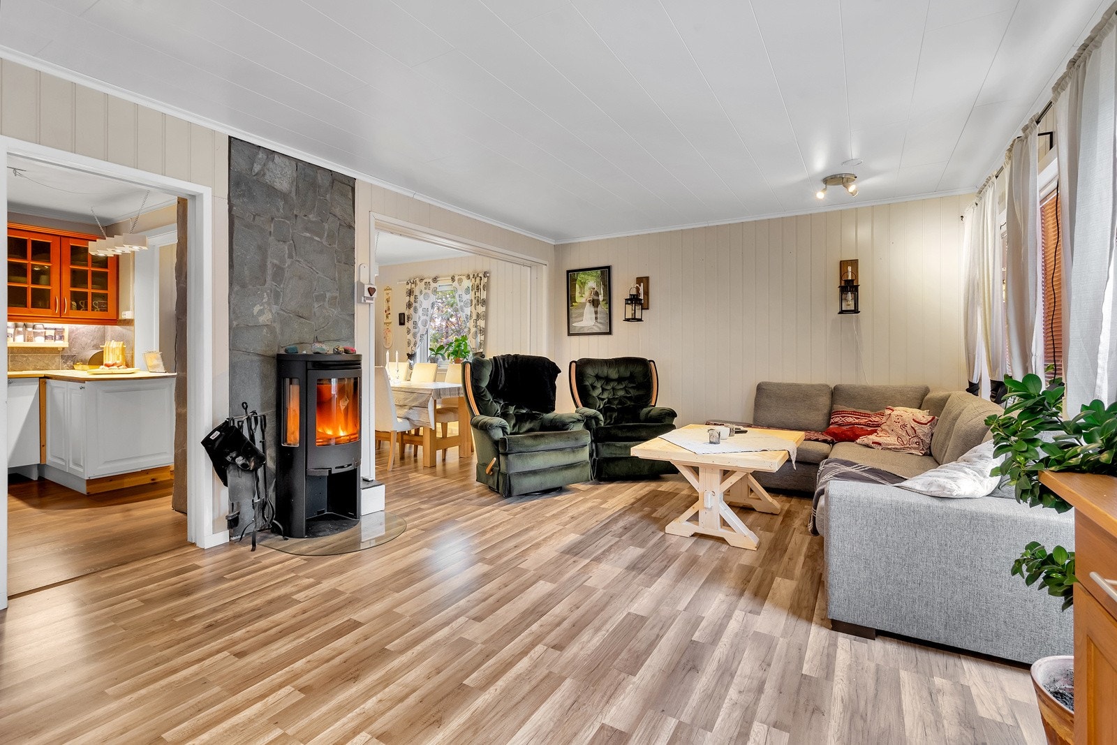 Delvis åpen løsning mellom stue og kjøkken. Galleribilde