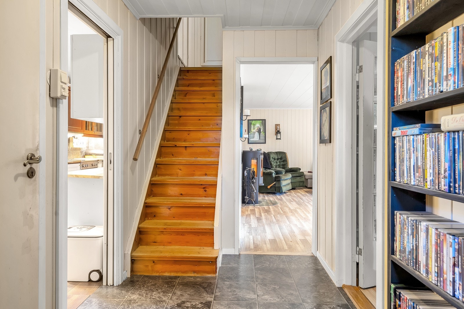 Fra entréen kommer du til gang med trapp opp til andre etasje og inngang til stue, kjøkken, bad og soverom. Galleribilde