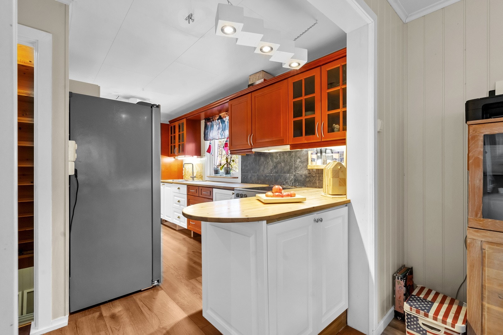 Kjøkken med god skapplass. Galleribilde