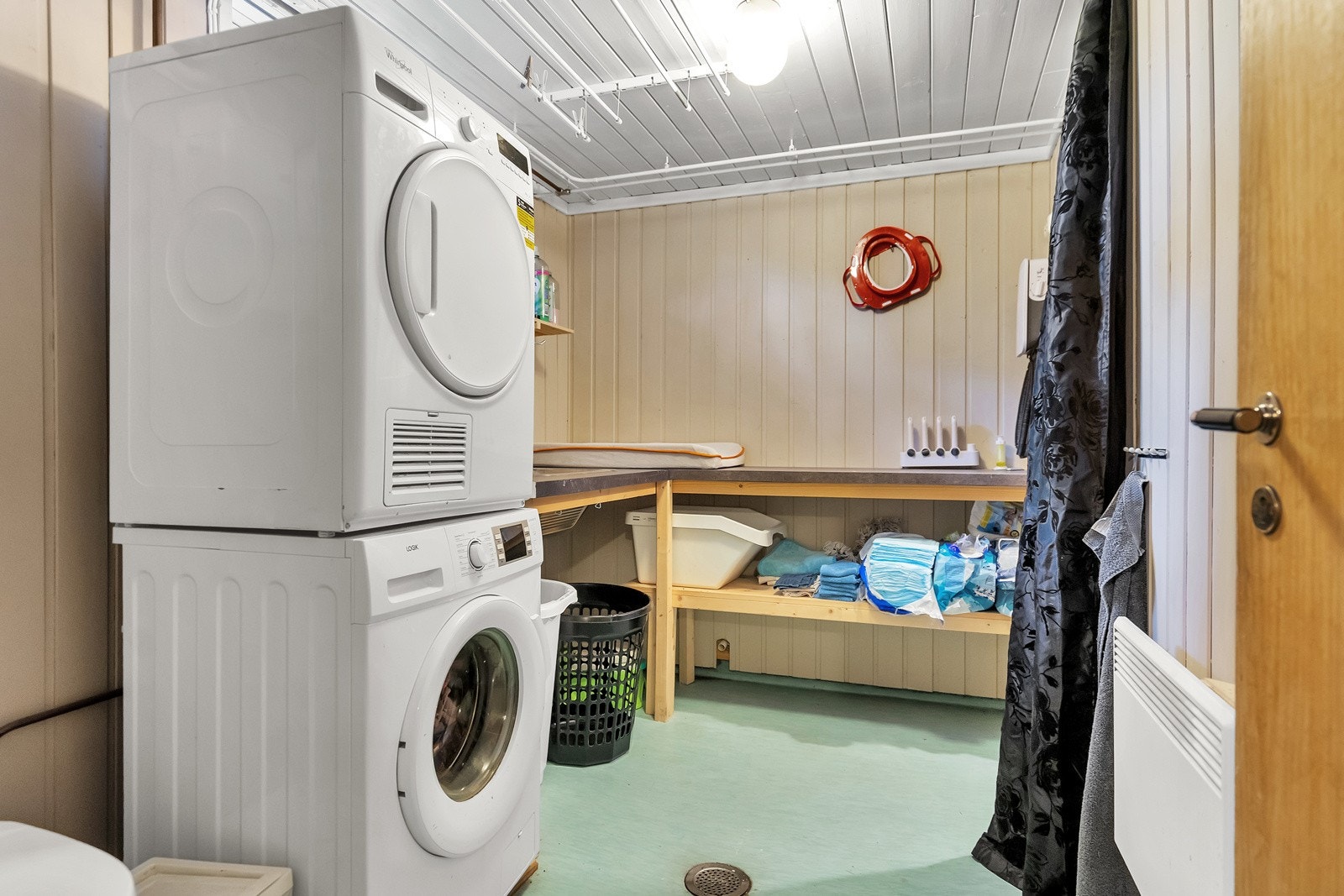 Boligen har et praktisk vaskerom i kjeller. Galleribilde