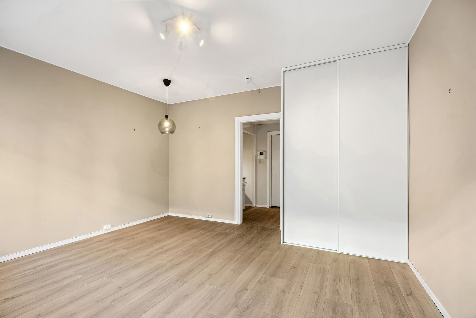 Det medfølger stor skyvedørsgarderobe. Galleribilde
