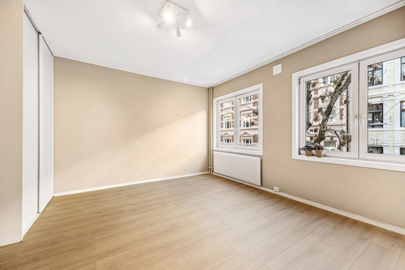 Det er plass til seng, sofa og spisegruppe. Leiligheten vender mot blindvei. Galleribilde