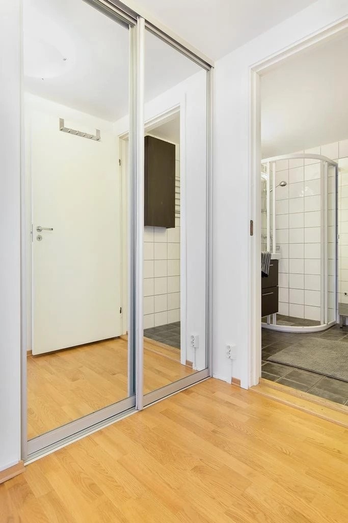 I gangen har man plass til å henge fra seg yttertøyet i skyvedørsgarderobe. Galleribilde