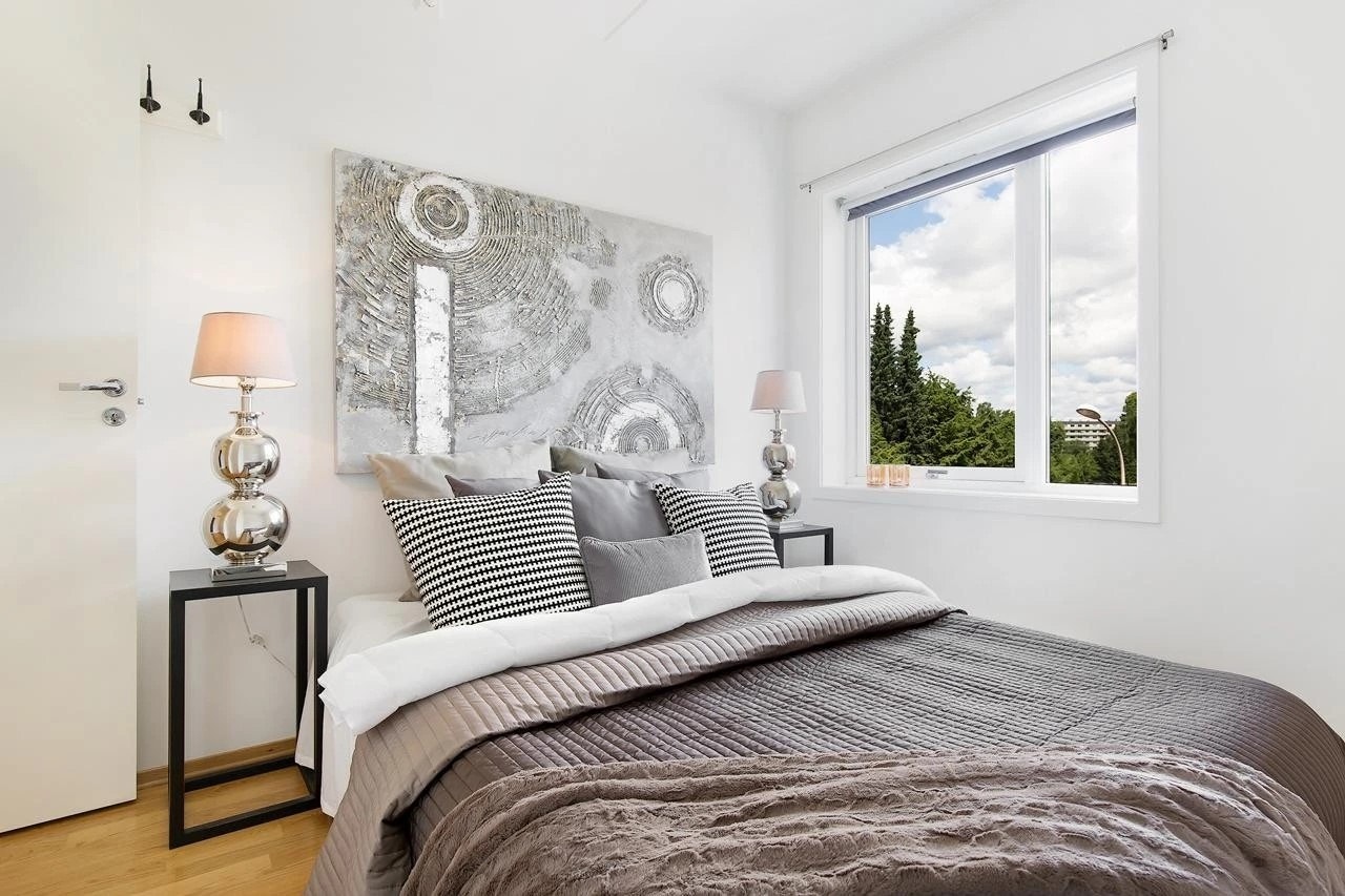 Leiligheten har to soverom som begge har garderobeskap som medfølger. Galleribilde