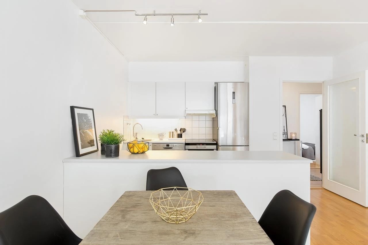 Kjøkkenet har en praktisk øy som gir godt med benkeplass. Galleribilde