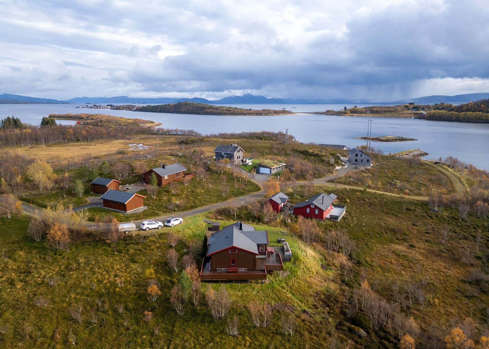 Tiltalende område med kort vei til vakker natur og sjøen Galleribilde