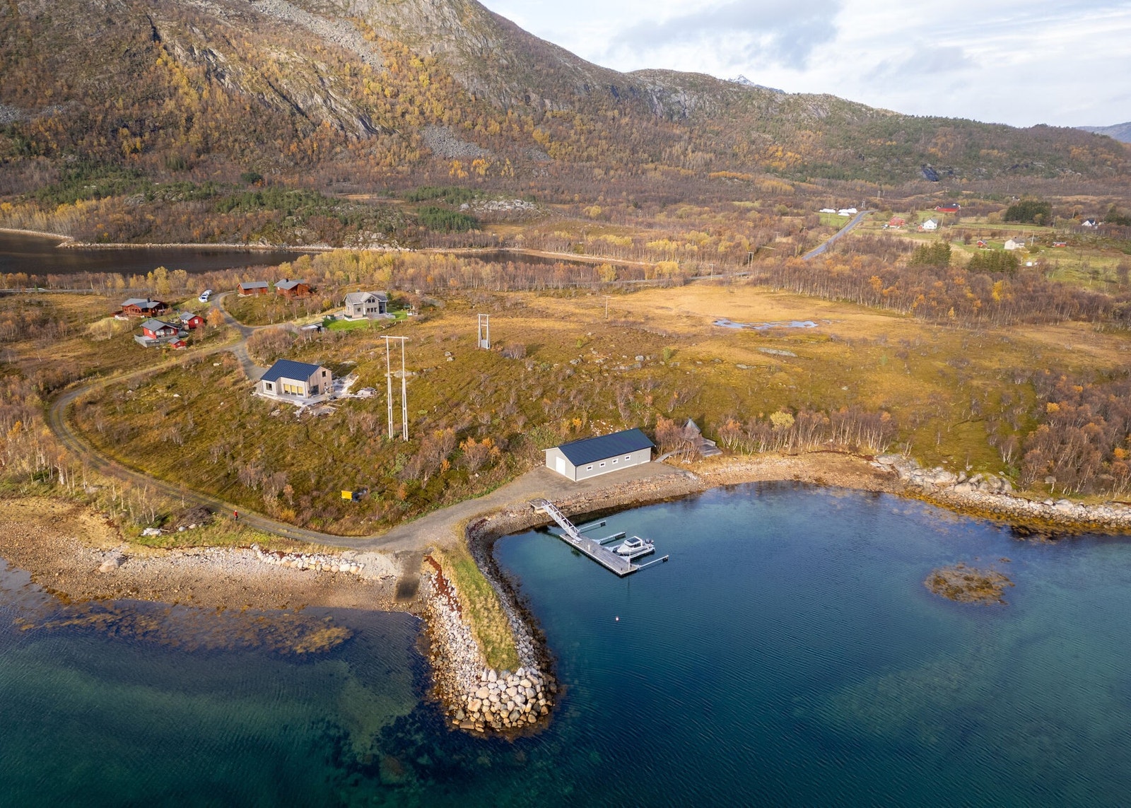 Eiendommen har andel i naust og båtplass, sammen med de 4 andre i "hyttegrenda" Galleribilde