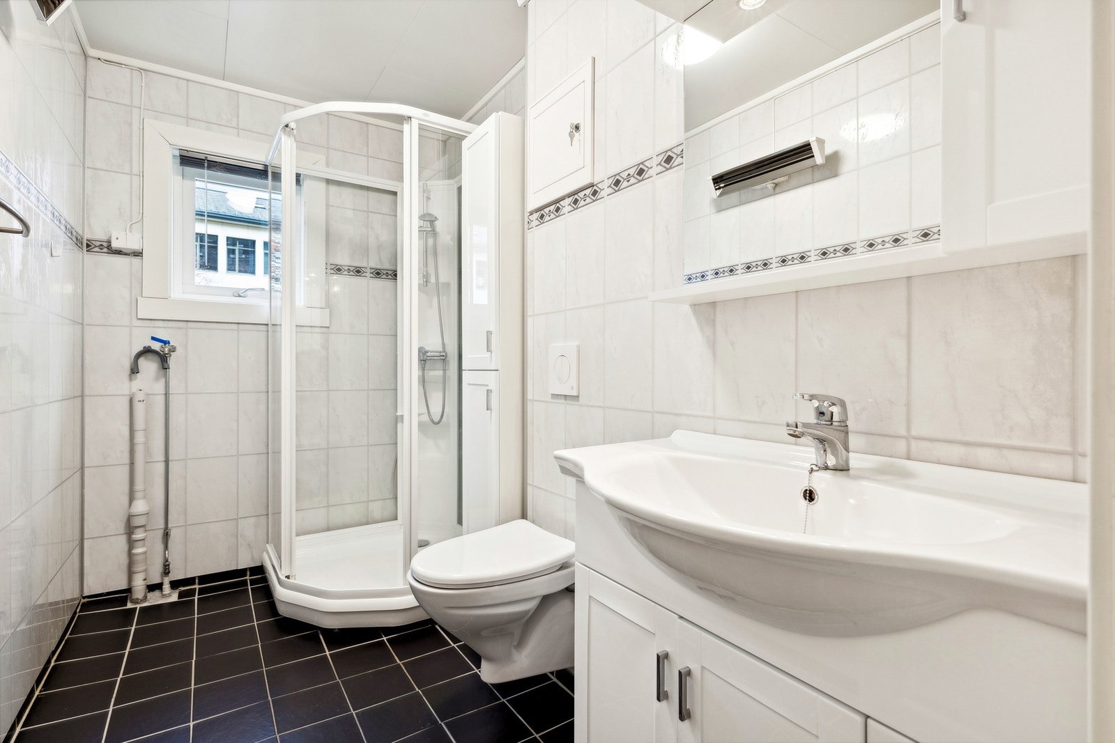 Varmtvannstanken er på ca. 200 liter og er plassert i fellesarealer i kjeller. Galleribilde