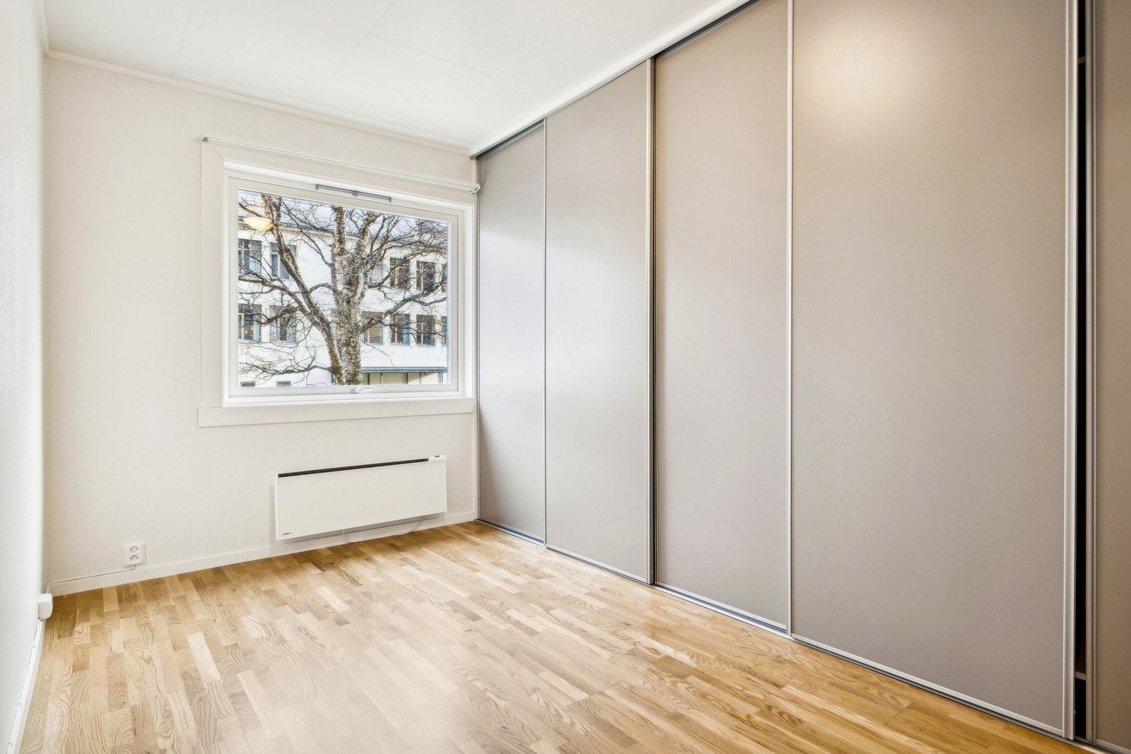 På hovedsoverommet har du denne praktiske skyvedørsgarderoben. Galleribilde