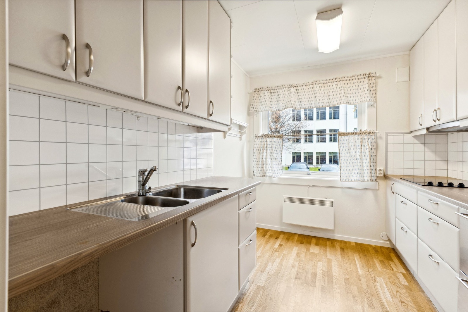 Av hvitevarer har du kjøleskuff, komfyr og platetopp. Galleribilde