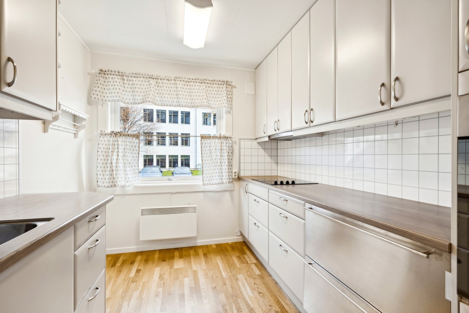 Dette klassiske kjøkkenet er godt utnyttet med god skapplass. Galleribilde