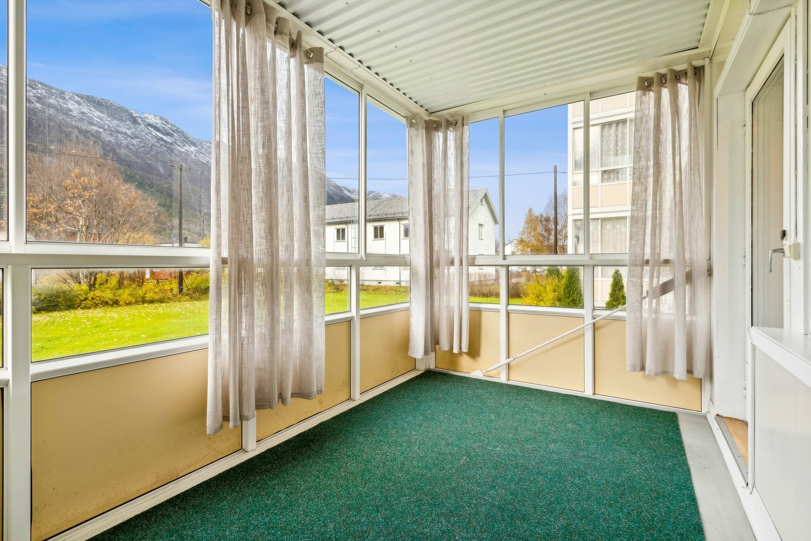 Som en forlengelse av stuen har du denne balkongen. Galleribilde