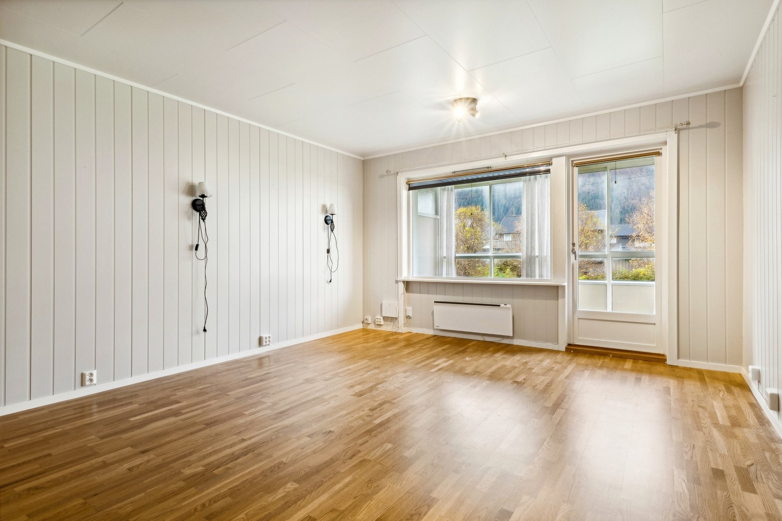 Overflatene består av parkett og laminat på gulv, malte plater (MDF) på vegg og himlingsplater. Galleribilde