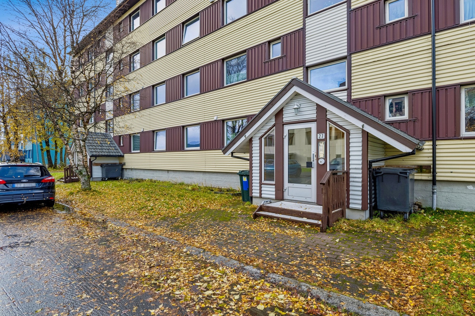 Det medfølger ikke parkering. Borettslaget disponerer dog 6 parkeringsplasser på baksiden av blokka, hvor det er mulig å leie fast plass hvis det er ledig. Ellers parkering i gaten. Galleribilde