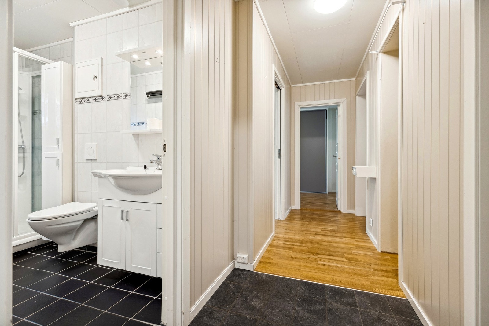 For ekstra oppbevaring er det verdt å nevne at du har har boder tilgjengelig på fellesareal; en i kjeller og en på loft. Galleribilde