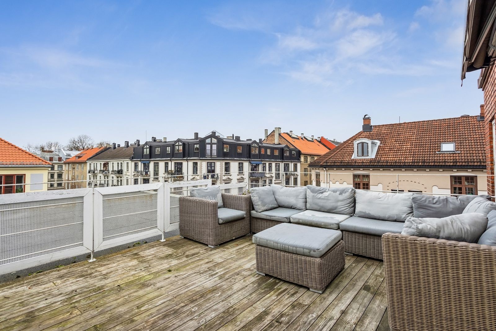Privat og solrik takterrasse på 23 kvm med plass til både utemøbler og grill. Galleribilde