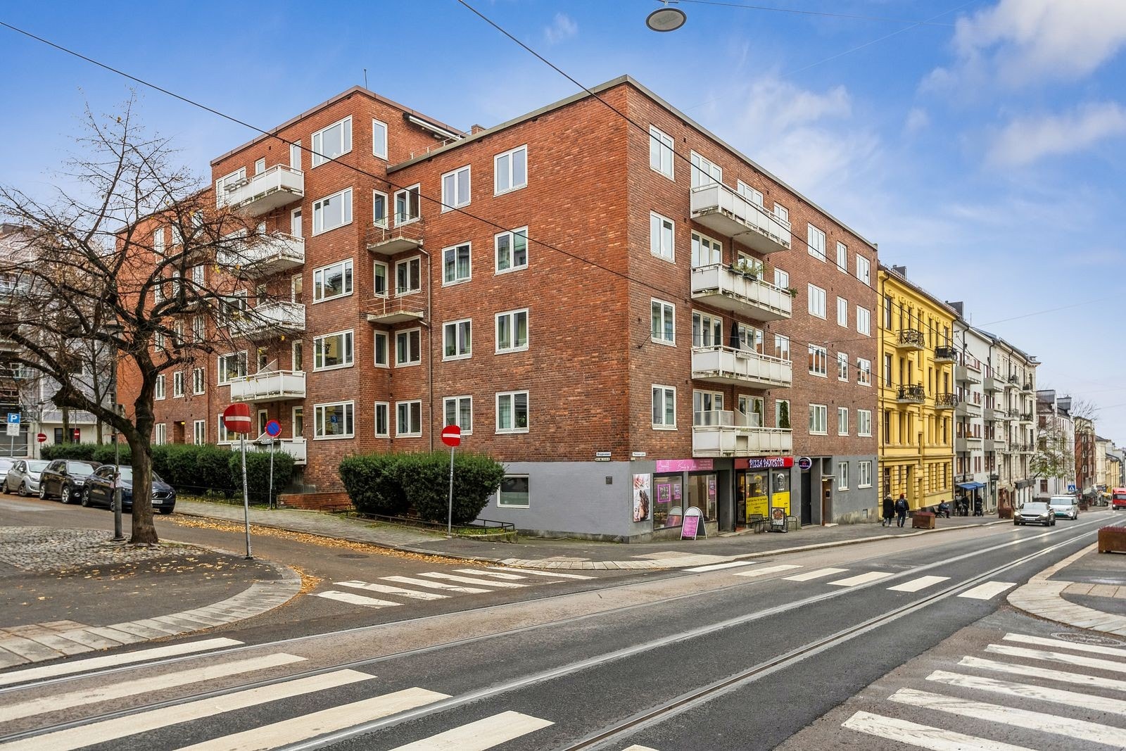 Bygningens fasade – klassisk og velholdt med en attraktiv beliggenhet på Adamstuen. Galleribilde