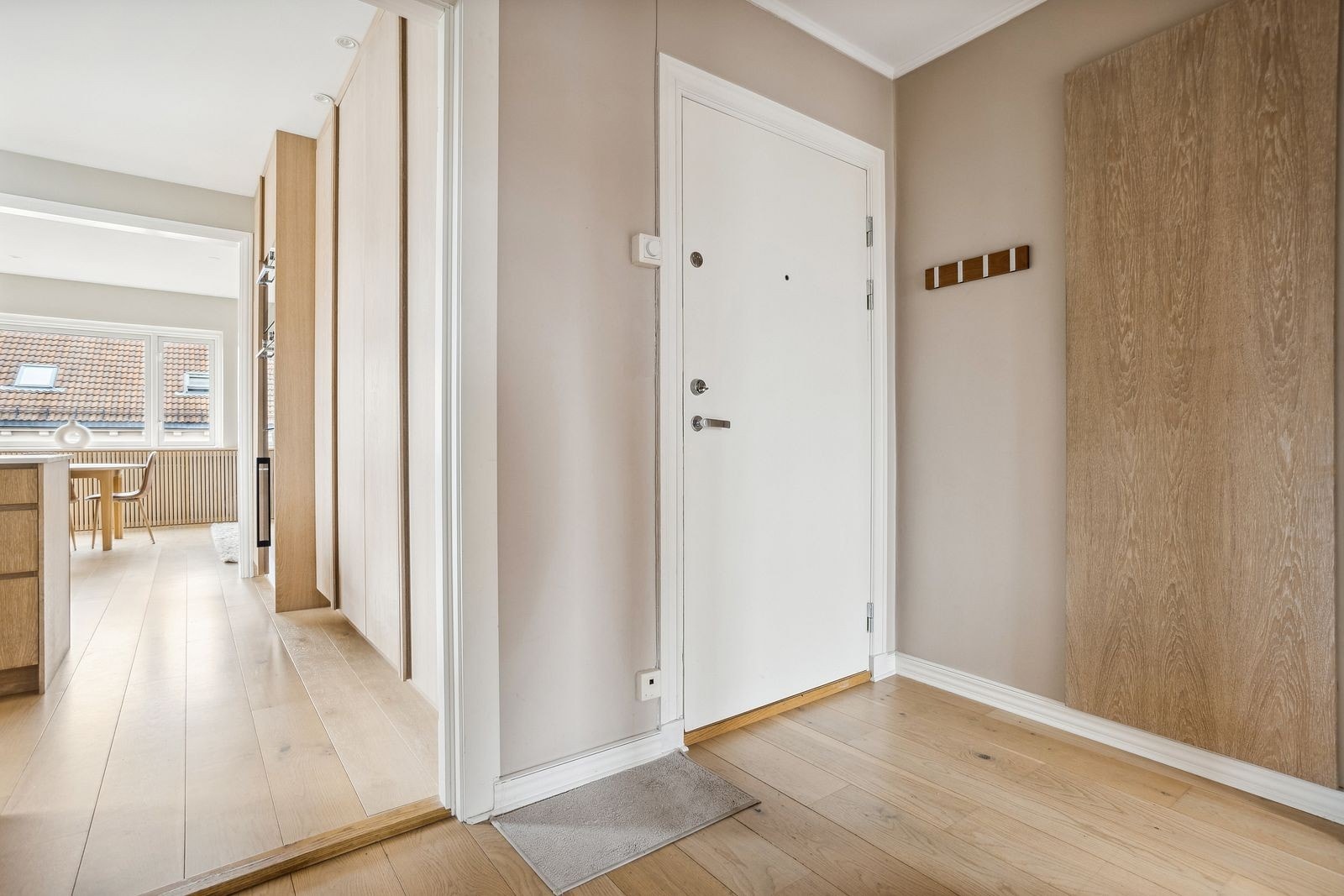 Hyggelig inngangsparti med plass til garderobe og oppbevaring. Galleribilde
