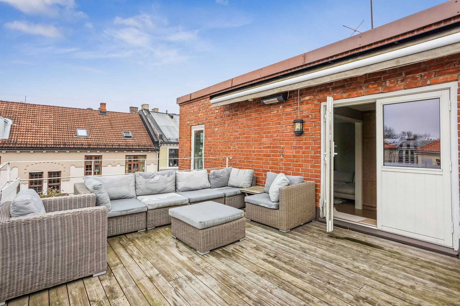 Fantastisk utsyn fra takterrassen – perfekt for sommerdager og sosiale samlinger. Galleribilde
