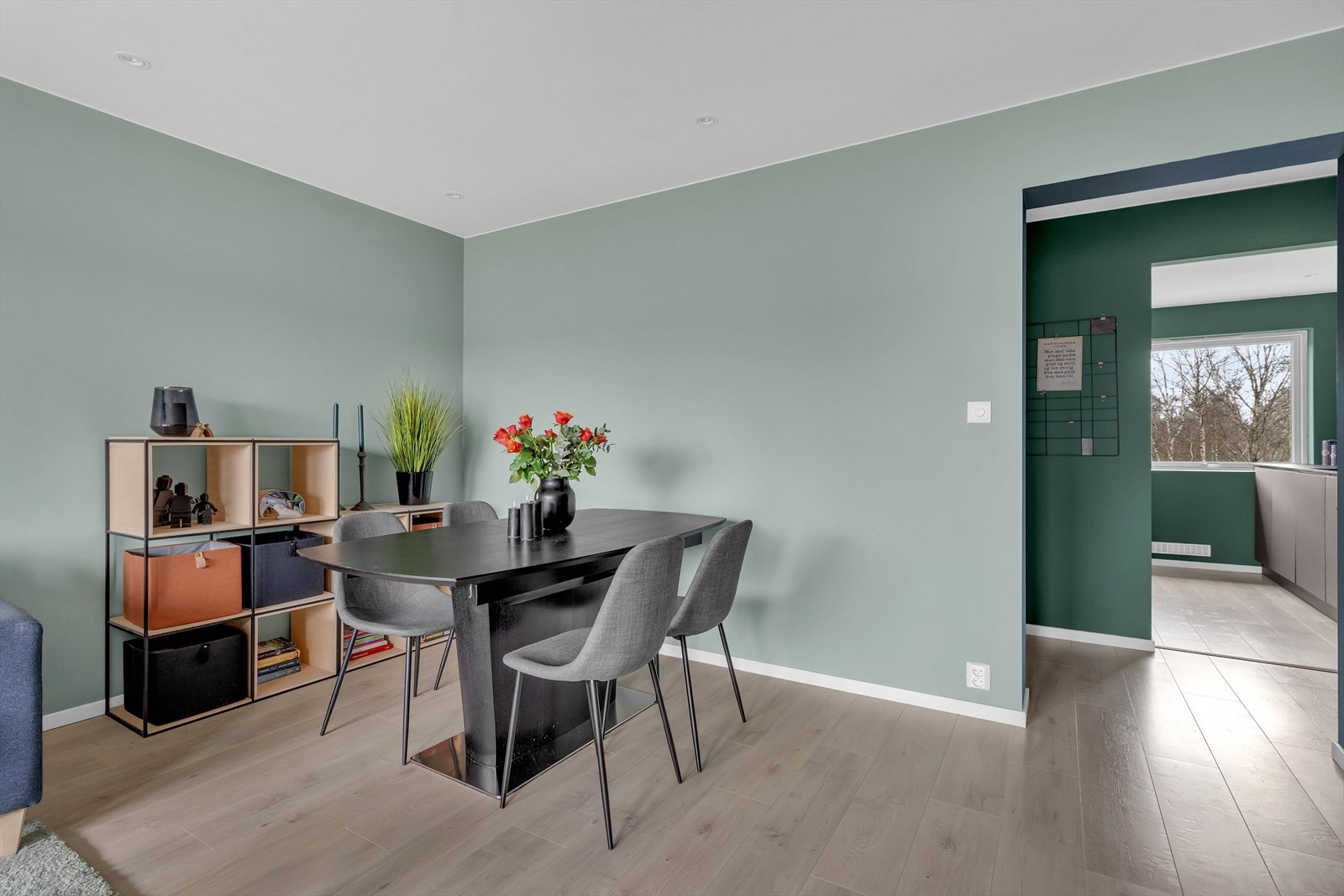 Spisestuen har god plass til et større spisebord som enkelt rommer familie og gjester. Galleribilde