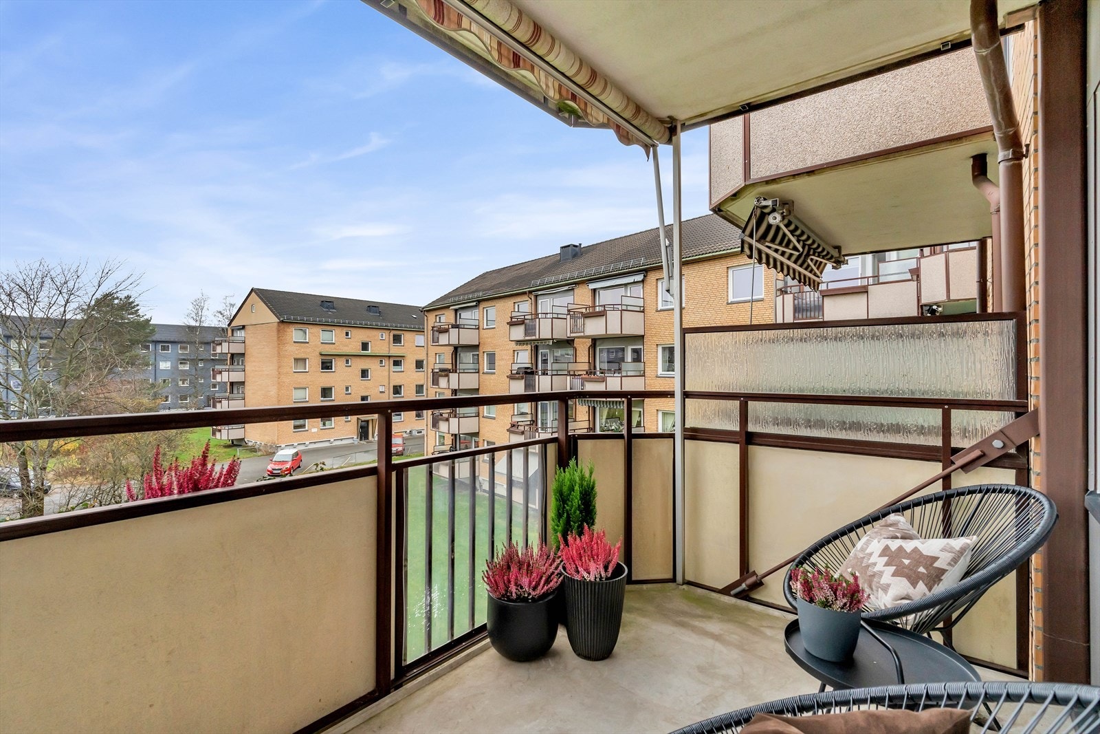 Balkongen har med gode solforhold som gjør den til et ideelt sted for avslapning og utemåltider. Galleribilde