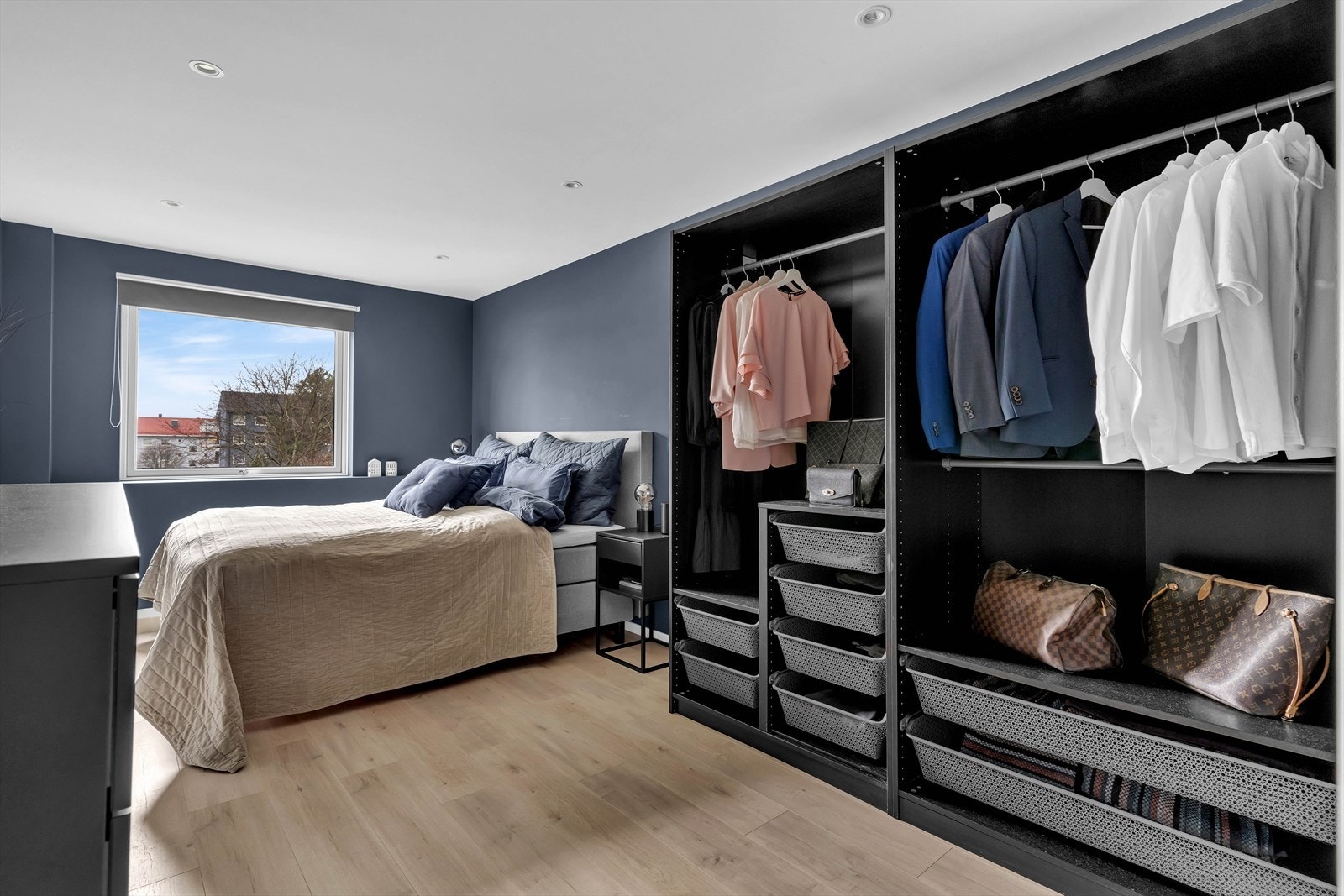 Leiligheten har to gode soverom. På hovedsoverommet er det et stort garderobeskap. Galleribilde