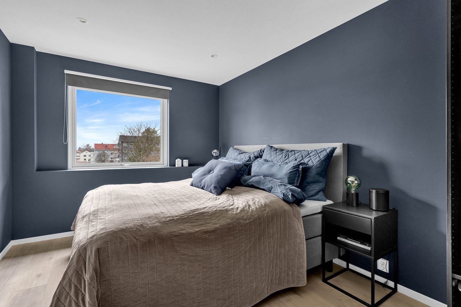 Soverommet er malt i en mørk blåfarge som gir en rolig atmosfære. Her har du plass til dobbeltseng, nattbord og garderobe. Galleribilde