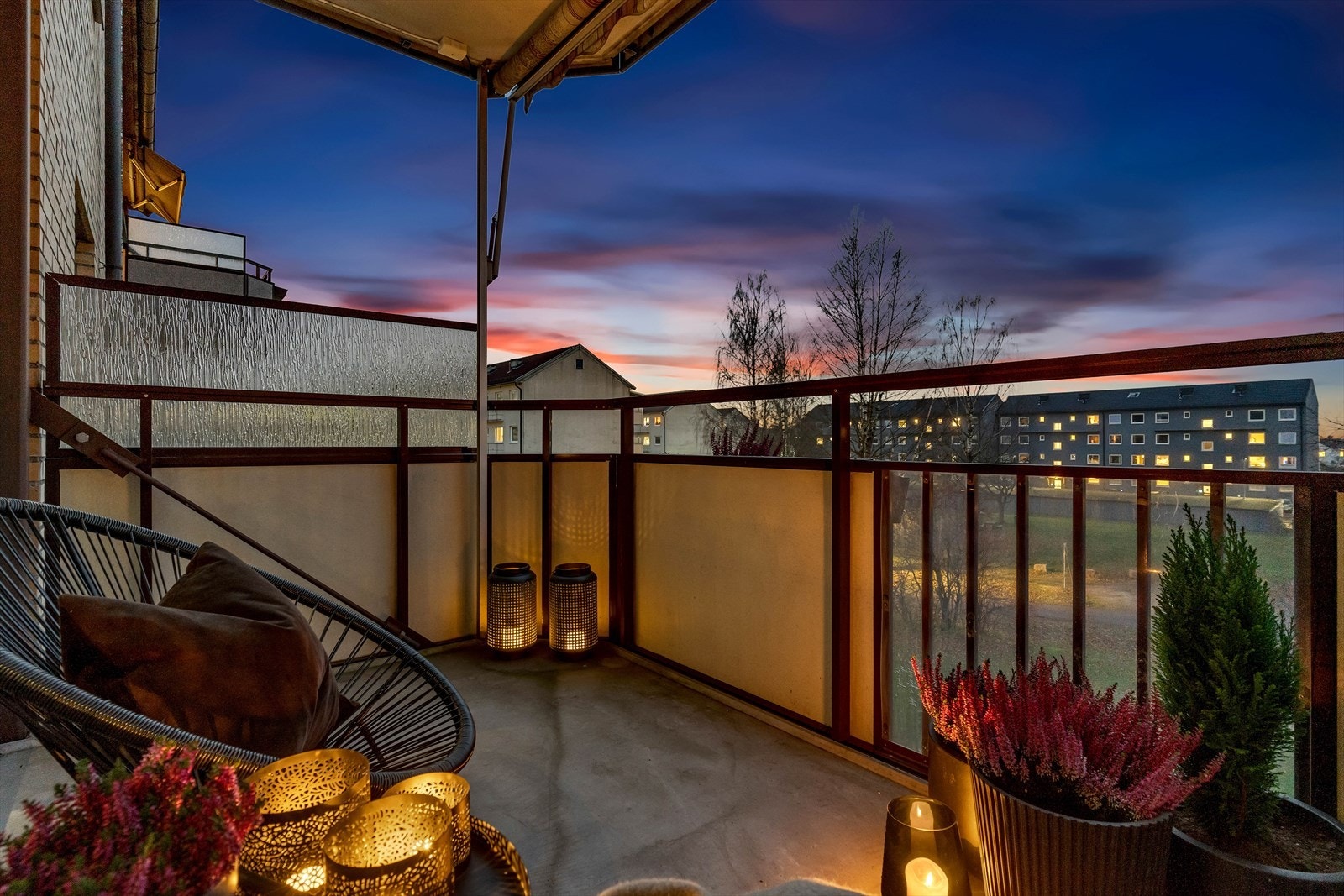 Balkongen er en naturlig forlengelse av stuen, spesielt i sommerhalvåret. Galleribilde