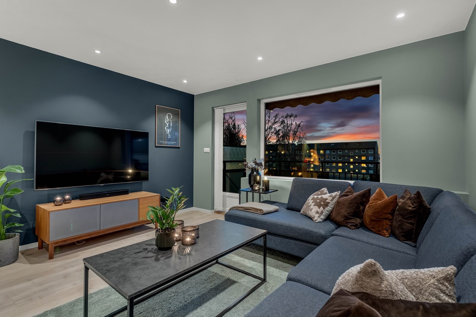 Stuen fungerer som et sosialt samlingspunkt, og har direkte utgang til en flott balkong. Galleribilde