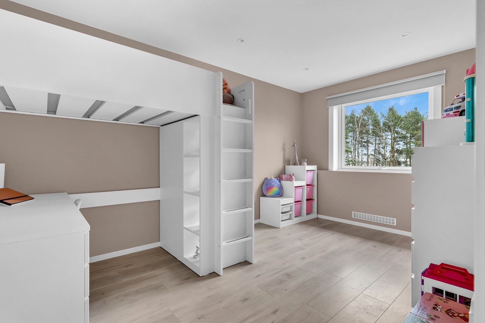 Soverom 2 er også av god størrelse. Perfekt som barnerom, gjesterom eller kontor! Galleribilde