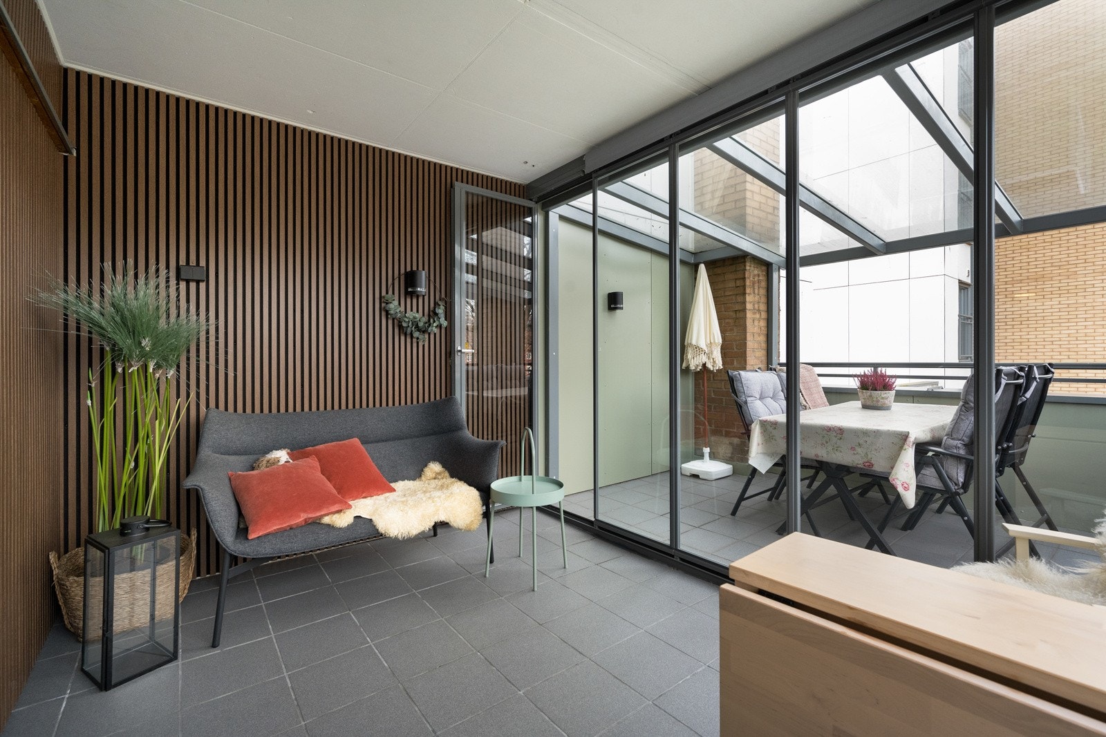 Innglasset balkong mot nordvest - denne har adkomst fra stue Galleribilde