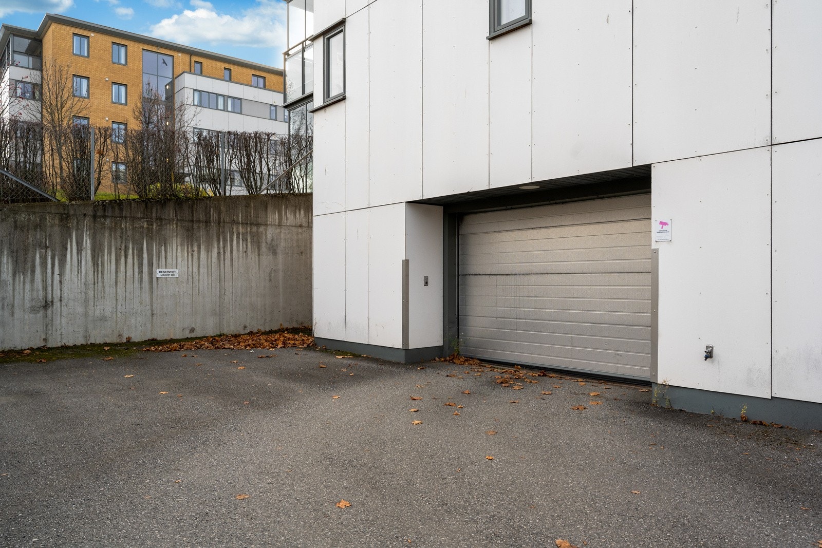 Bilen kan du parkere i garasjen - det er heis fra garasjen og opp til leiligheten Galleribilde