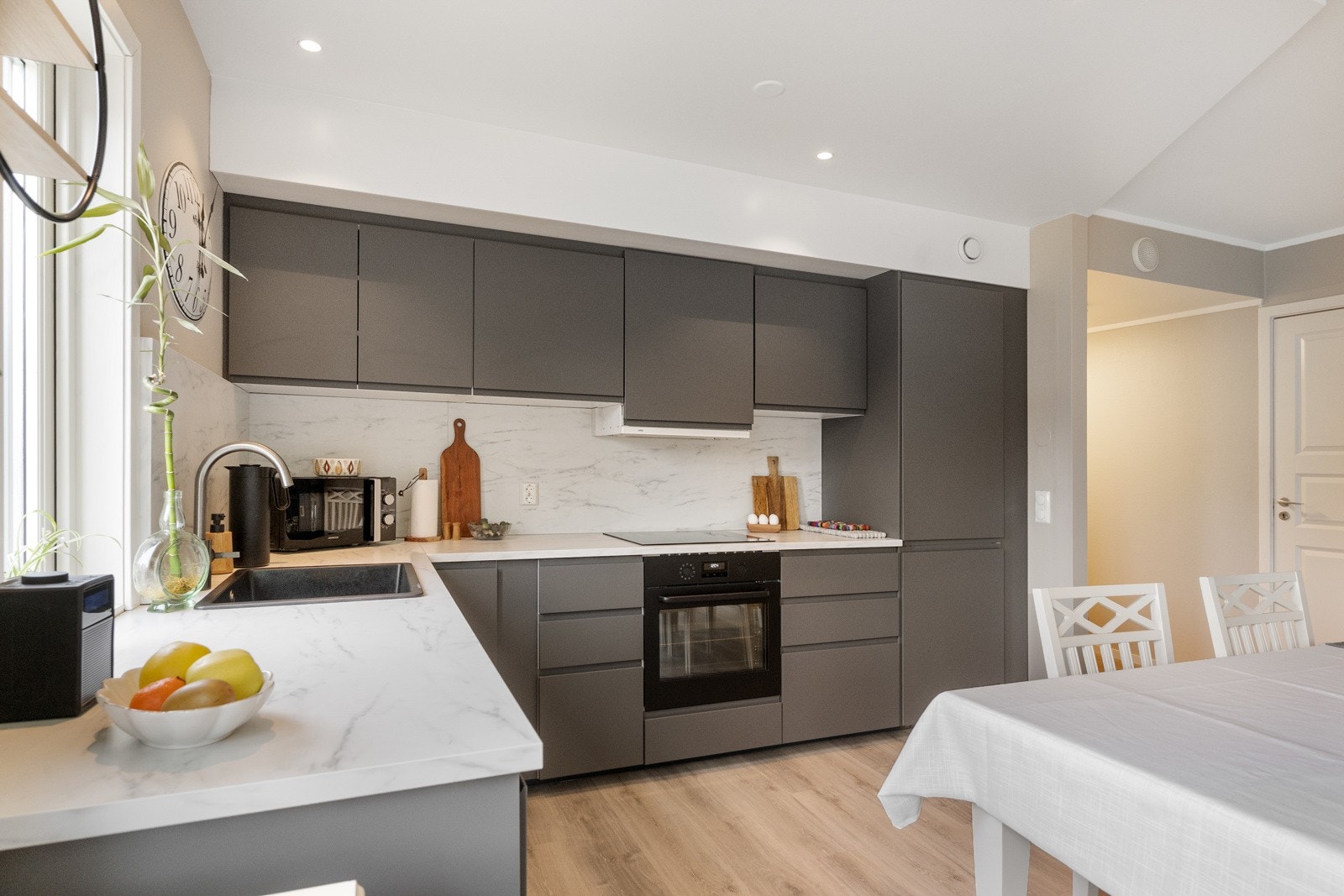 Integrert komfyr koketopp, kjøleskap og oppvaskmaskin. Galleribilde