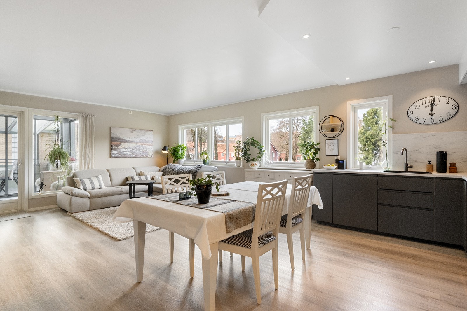 Stuen er i åpen løsning med kjøkkenet - perfekt når du har gjester på besøk Galleribilde