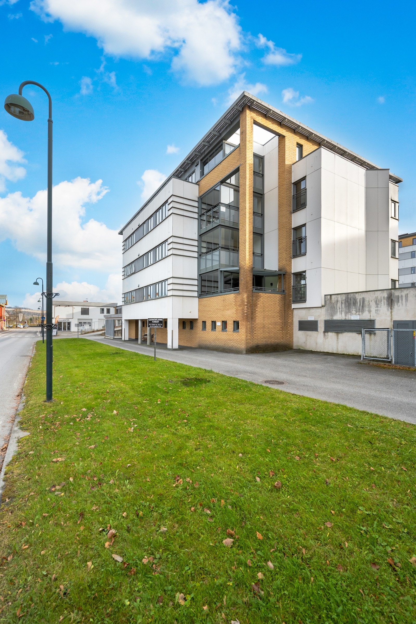 Gangavstand til bysentrum med koselige handlegater, restauranter, kjøpesenter mm. Galleribilde