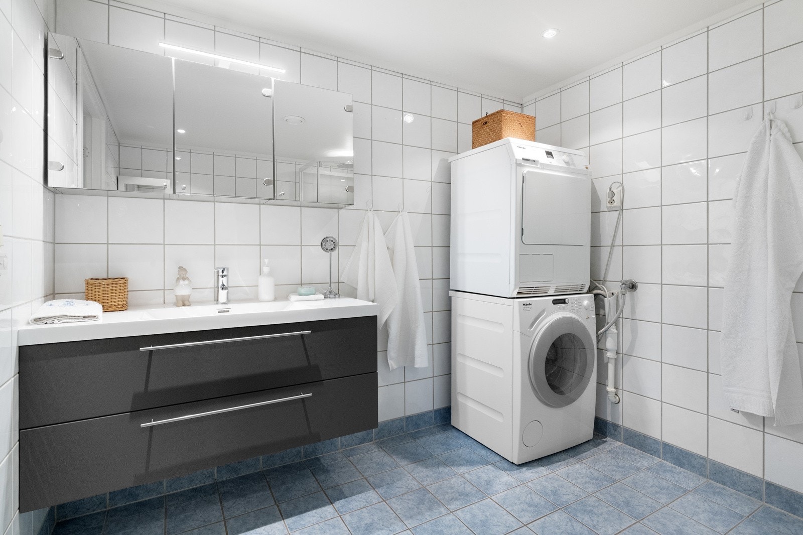 Stort flislagt bad/wc - opplegg for vaskemaskin Galleribilde