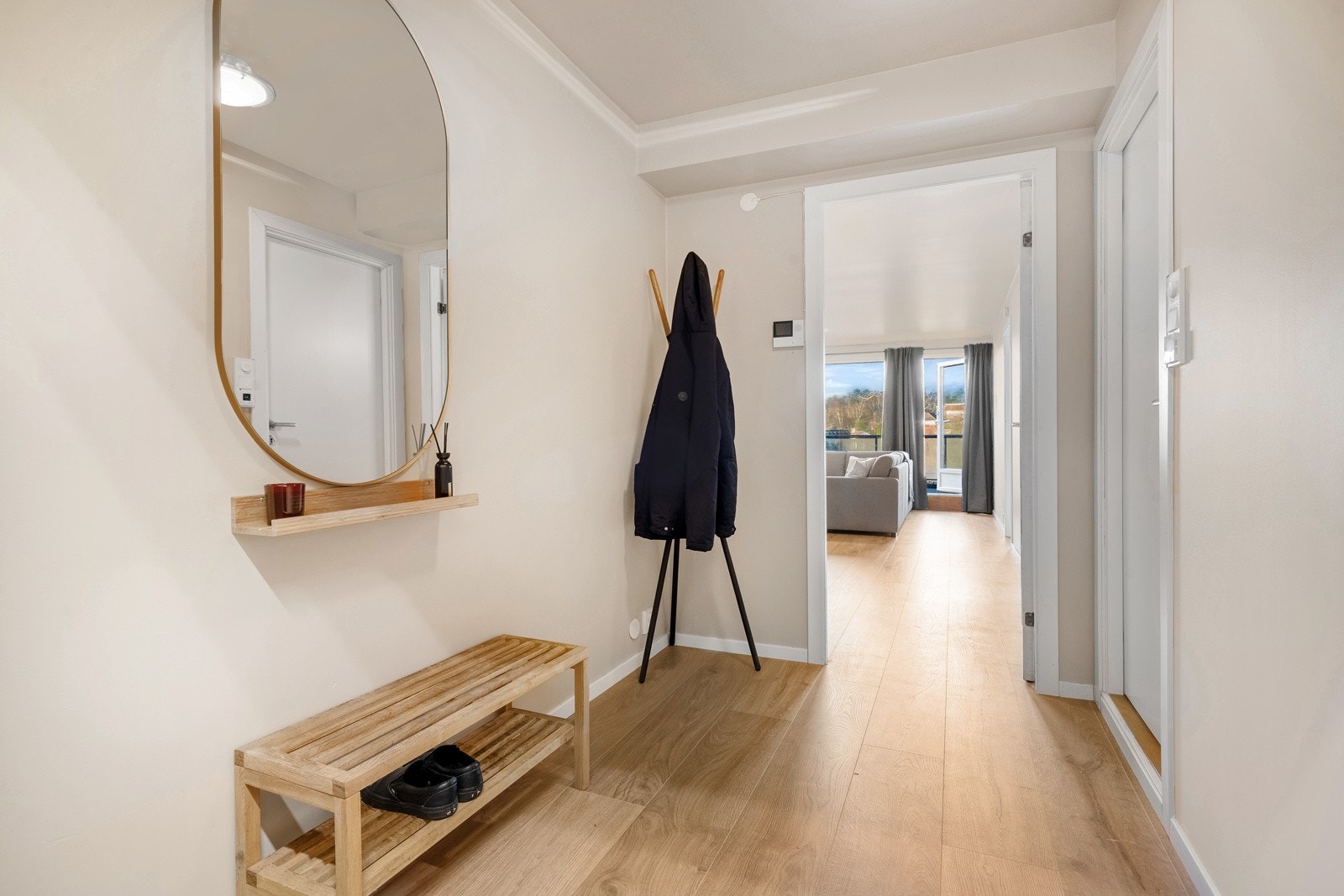 Lys og lekker gang/entré. Galleribilde