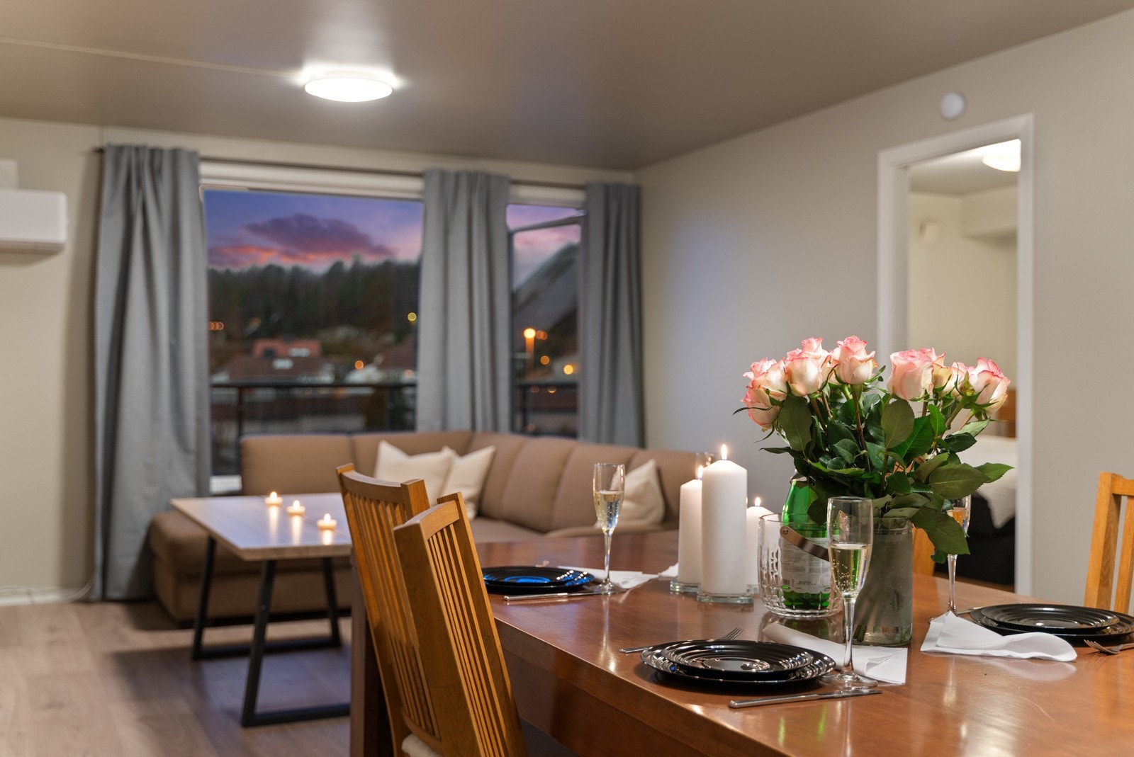 Dette er en innbydende og trivelig 2-roms leilighet som ligger flott til i attraktive og usjenerte omgivelser på Forus/Gausel. Galleribilde