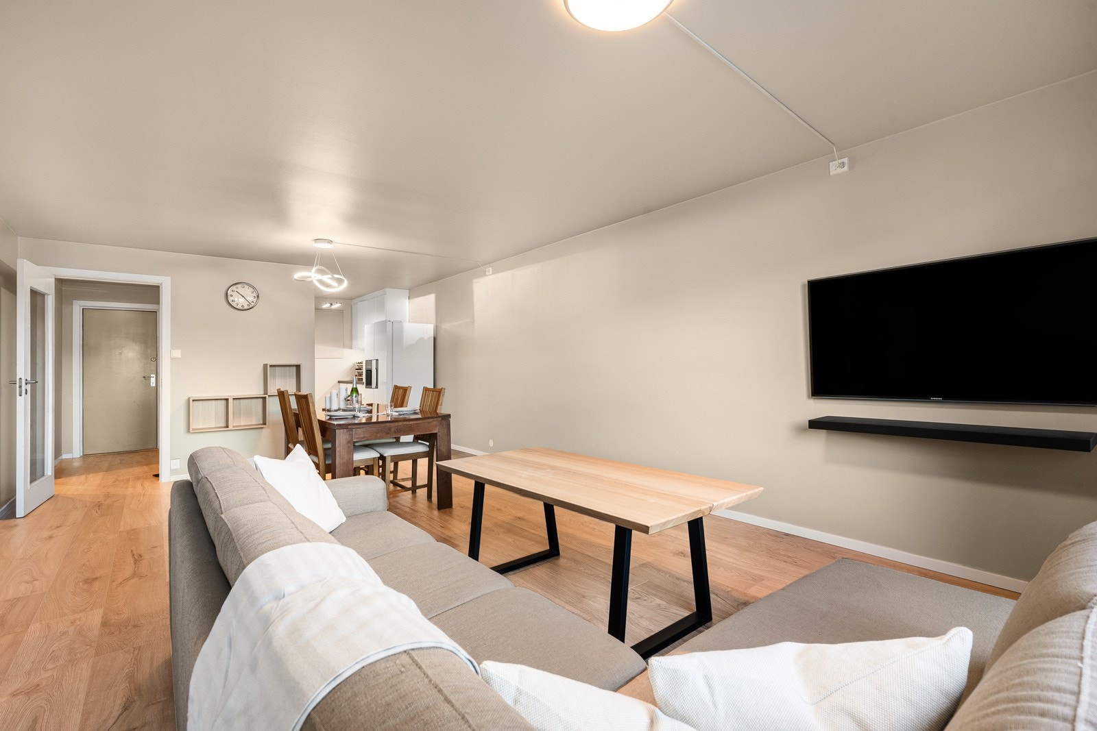 Leiligheten har en funksjonell planløsning med åpen stue- og kjøkken løsning. Galleribilde