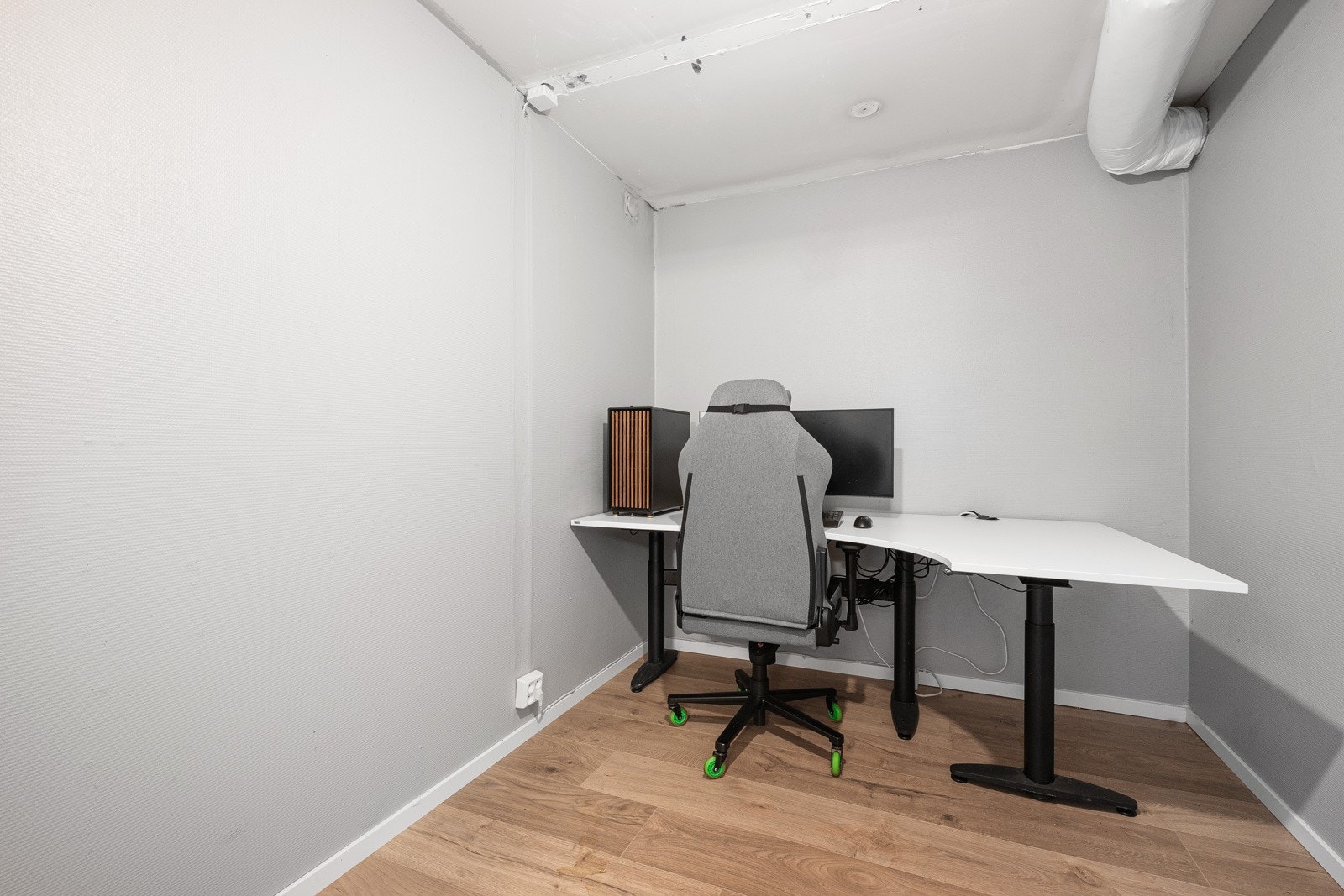 Selger har innredet innvendig bod som kontor. Galleribilde