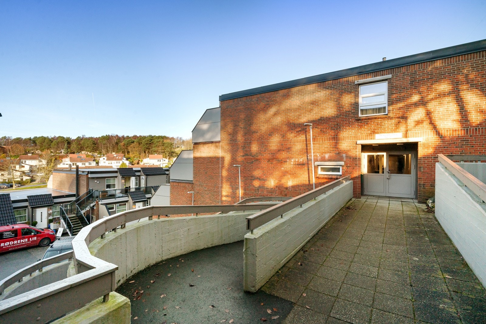 Leiligheten sin plassering gjør at du bor utrolig sentralt med kort vei til det aller meste av fasiliteter og servicetilbud som bl.a. Kvadrat, IKEA, butikker, skoler og idrettsanlegg. Galleribilde